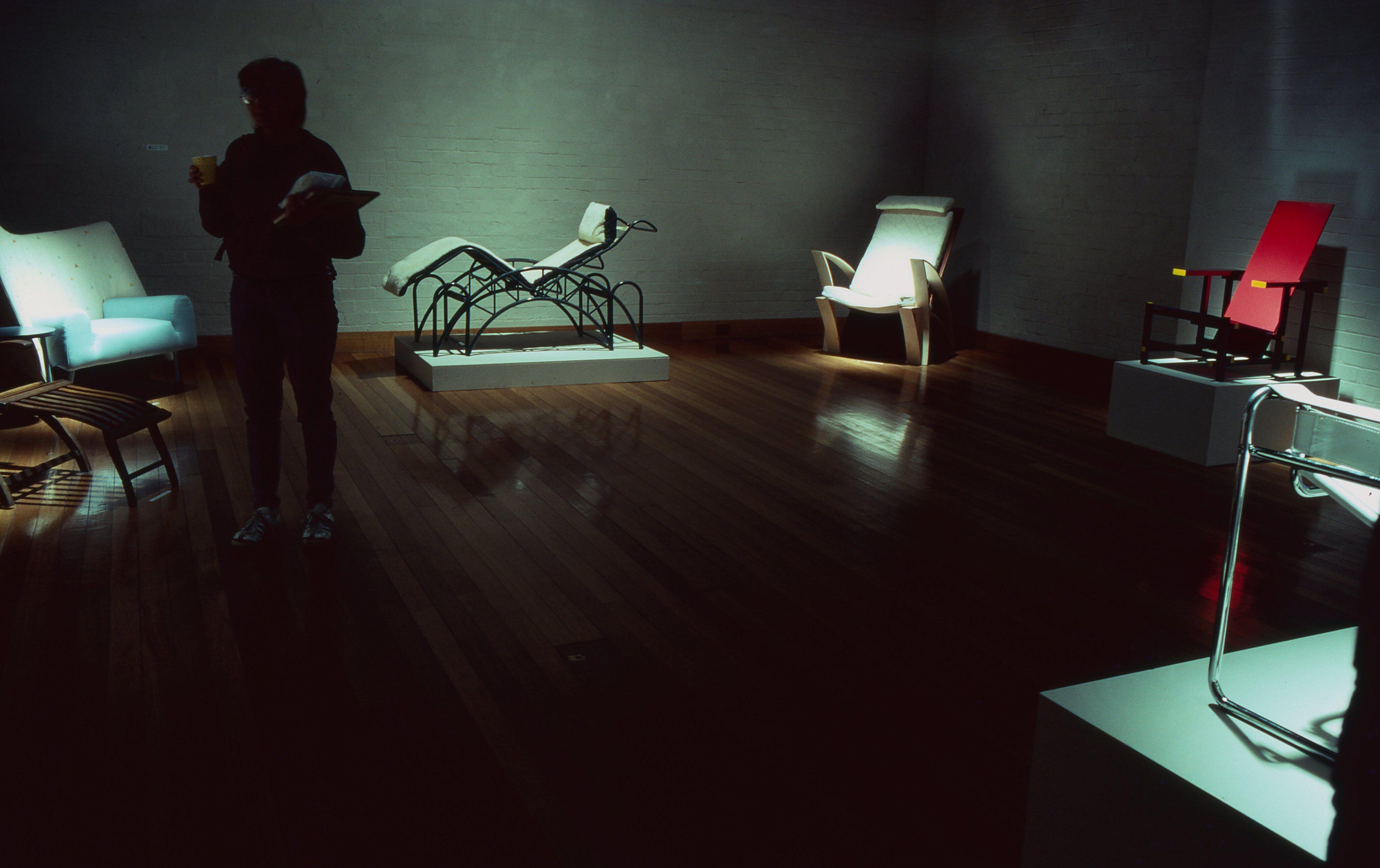 idg_archive_1984_the_chair_as_image_003_install.jpg